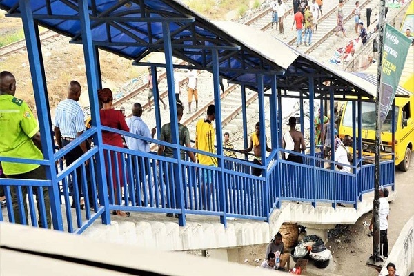 Lagos arrests touts extorting traders on Yaba pedestrian bridge