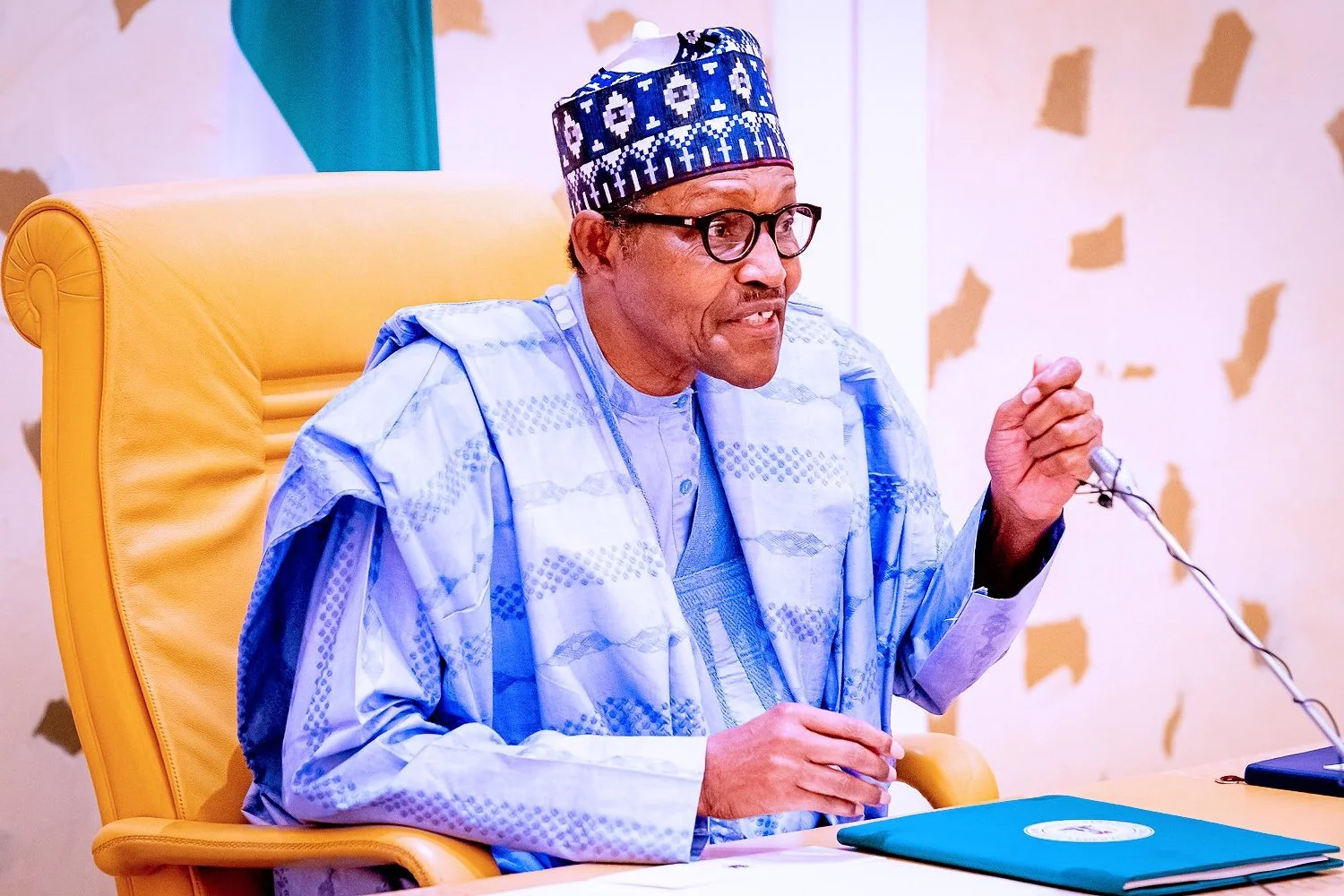 Buhari warns APC leaders as Nigeriaâ€™s ruling party splits