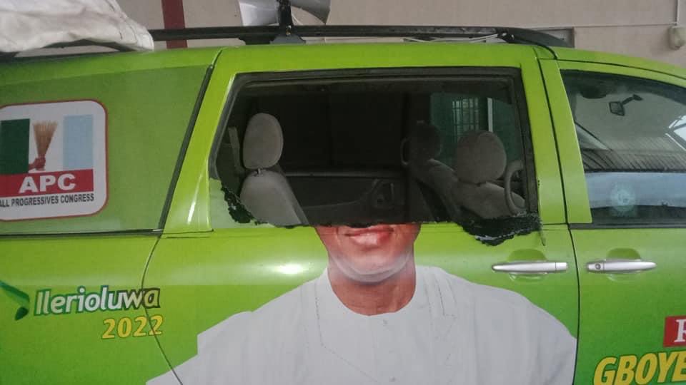 Hoodlums attack Osun governorâ€™s campaign train, journalists injured