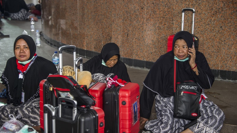 Saudi Arabia suspends entry for pilgrims over coronavirus