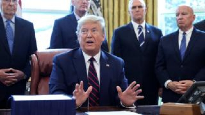 Coronavirus: Trump orders 'time-wasting' General Motors to make ventilators