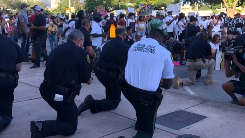 Police, protesters come together to pray in Miami-Dade County