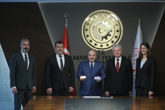 Turkeyâ€™s domestic COVID-19 drug proceeds to license process, minister says 
