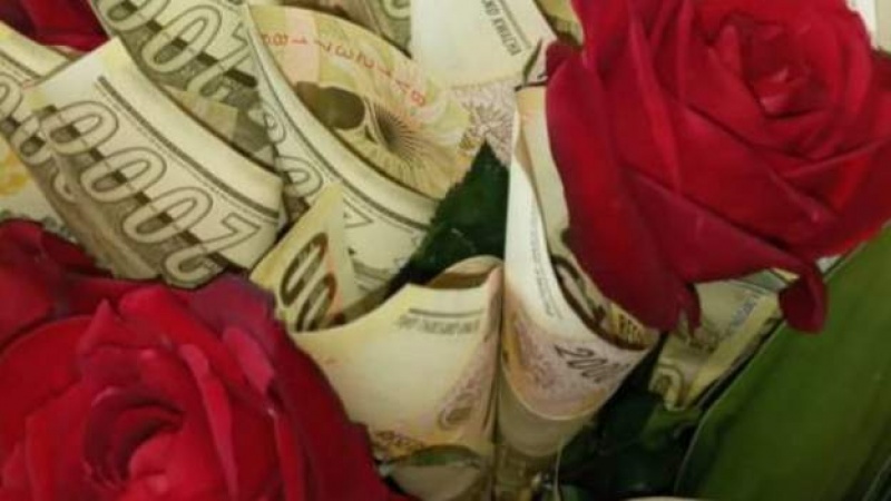 Malawians arrested for wrapping roses in bank notes