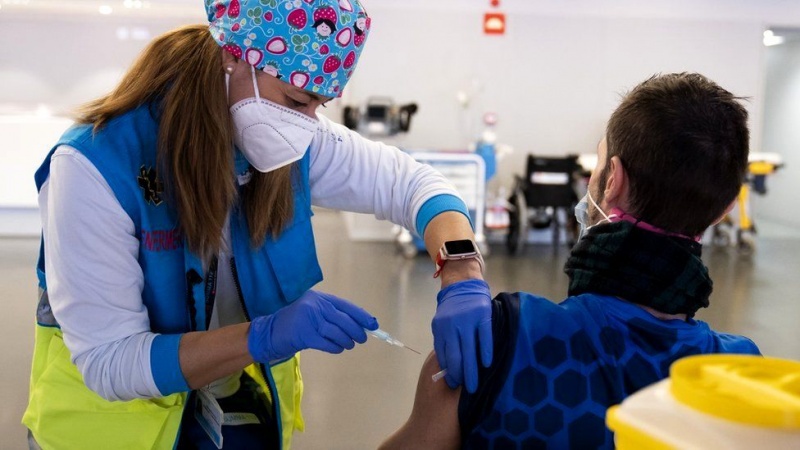 Coronavirus: EU urged to adopt 'vaccine passports'