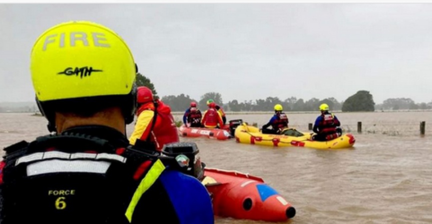 Australia floods: Thousands evacuated as downpours worsen