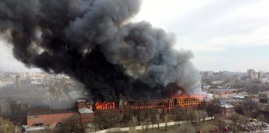 Massive fire engulfs historic Saint Petersburg factory