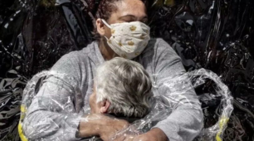 Picture of coronavirus hug named World Press Photo of the Year