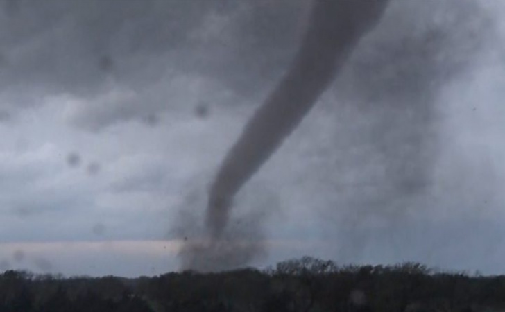 Widespread damage as tornado tears through Kansas