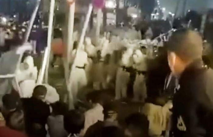 Foxconn: iPhone maker apologises after huge protests at China plant