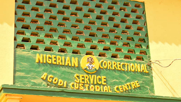 Ondo Prison warden foil drug smuggling, intercept illicit subsatnce in tomatoes