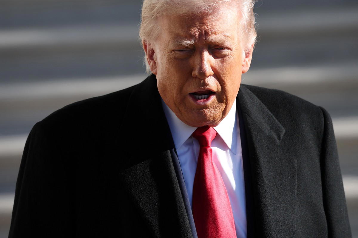 Ford suspends worker who heckled Trump