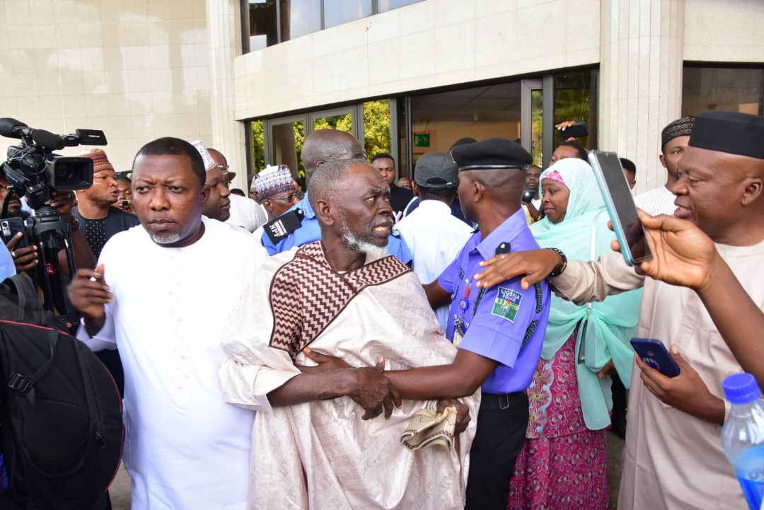 ‘Ole! Ole!’ Factional Labour Party Chairman Booed Outside Appeal Court (Video)